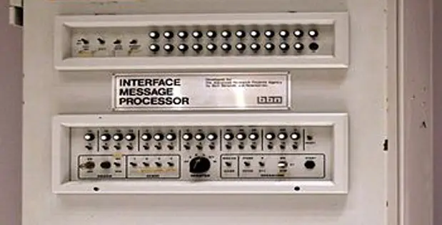 1969年の ARPANET 用 IMP(Interface Message Processor)── BBN 製