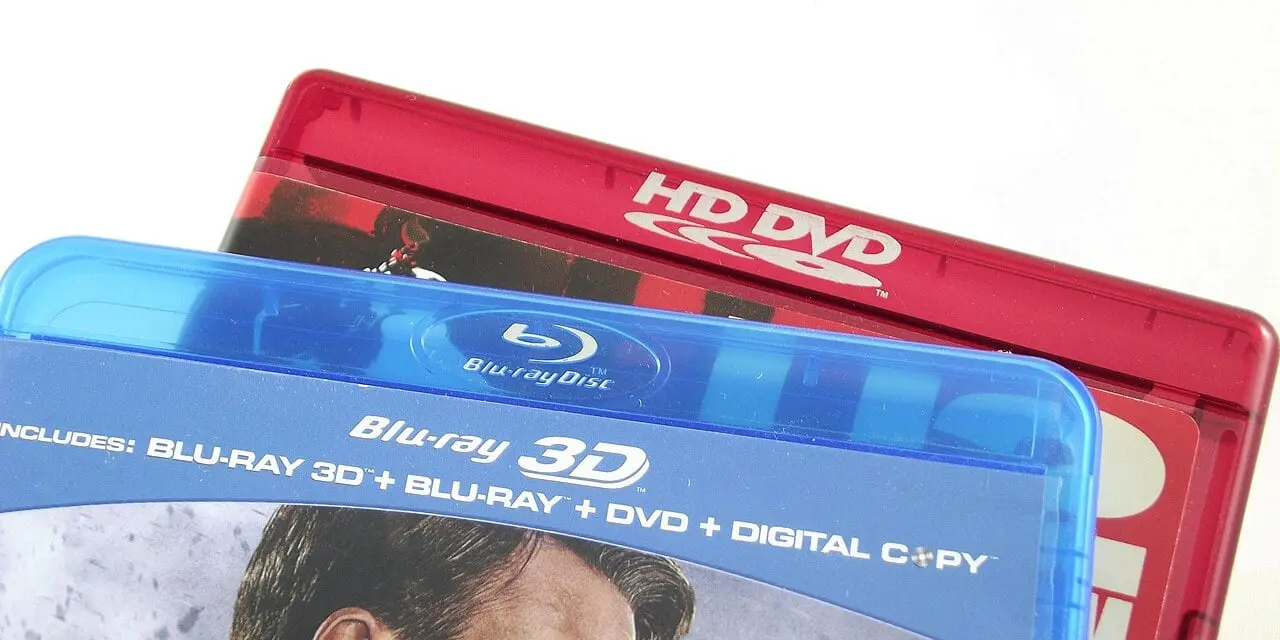 HD DVD のケースと Blu-ray Disc のケースを並べ、それぞれのロゴを比べた写真