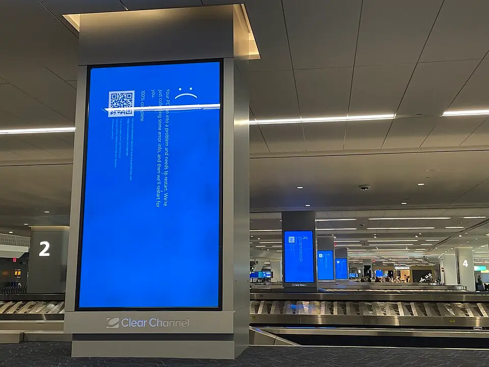 ラガーディア空港の手荷物カルーセルに並ぶブルースクリーン