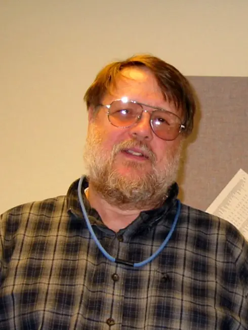 ネットワーク電子メールを実装した Ray Tomlinson（2004年撮影）
