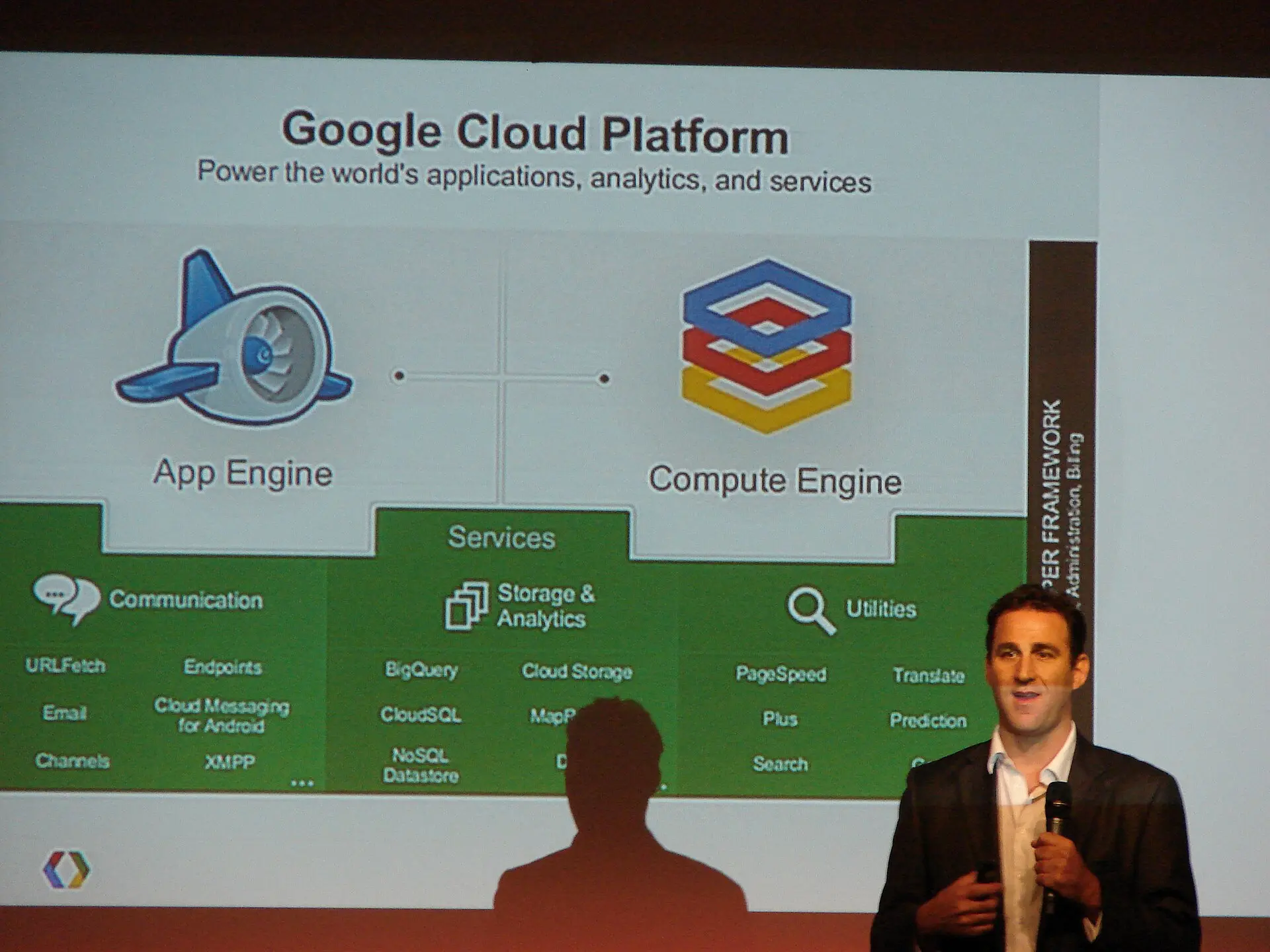 2012年のパリ Open World Forum で Google App Engine と Compute Engine について講演する Google のピーター・マグヌソン