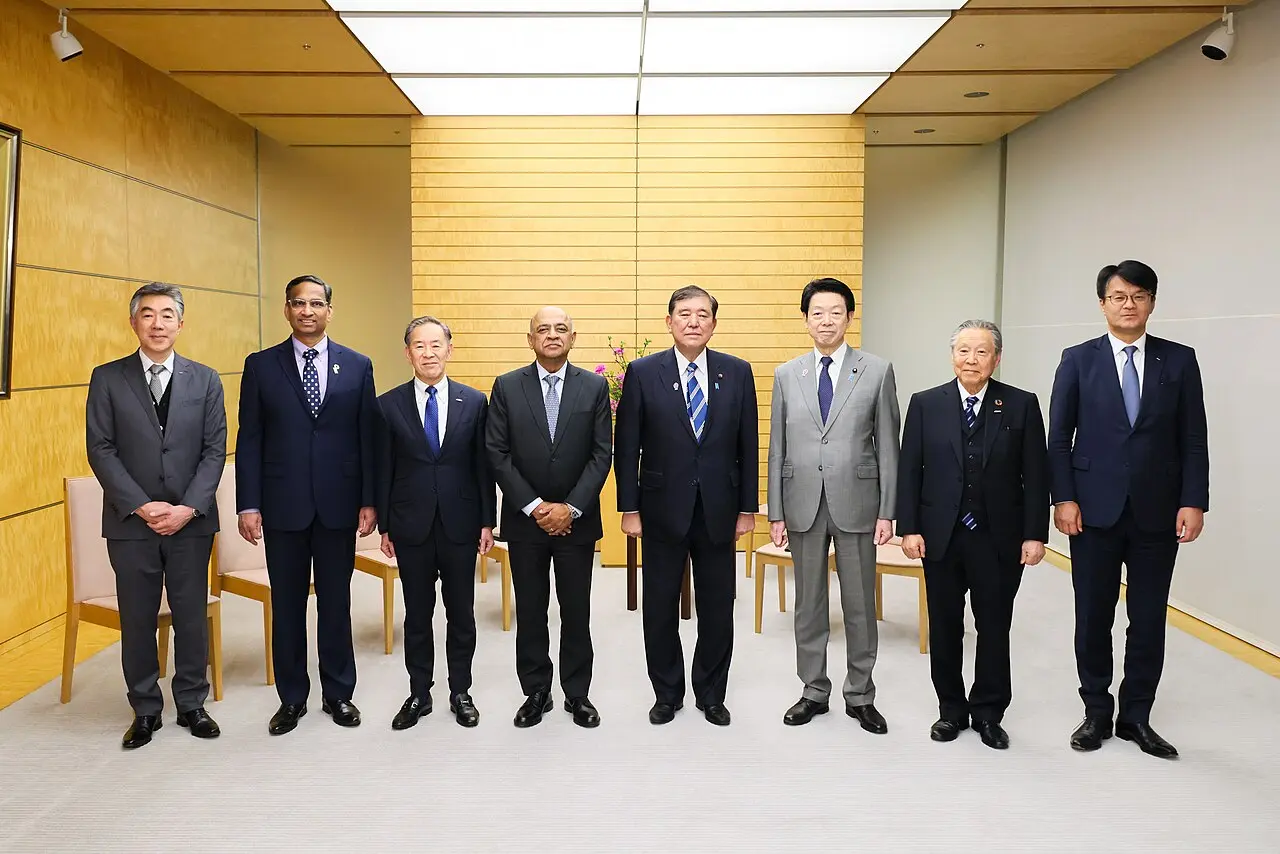 2025年3月21日、首相官邸で石破茂首相（中央右）を表敬訪問した IBM の Arvind Krishna CEO（中央左）ら一行
