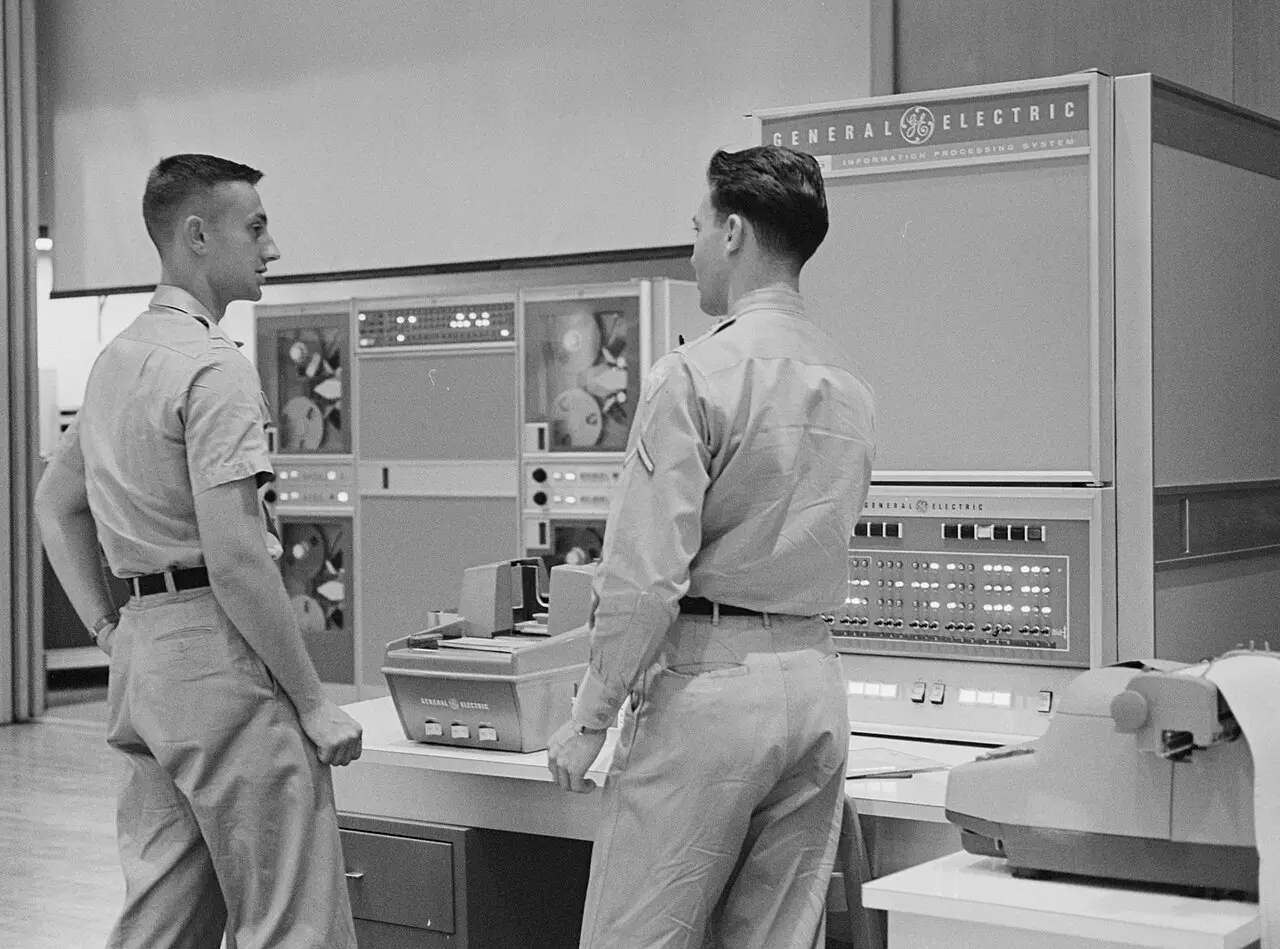 A West Point cadet being taught to use a General Electric GE-225 computer in 1963, the machine the IDS prototype ran on