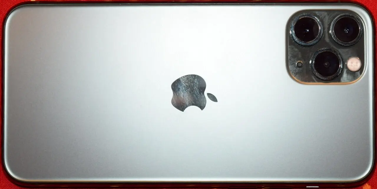 iPhone 11 Pro（ミッドナイトグリーン）の背面。正方形の出っ張りに三つのレンズが並ぶ