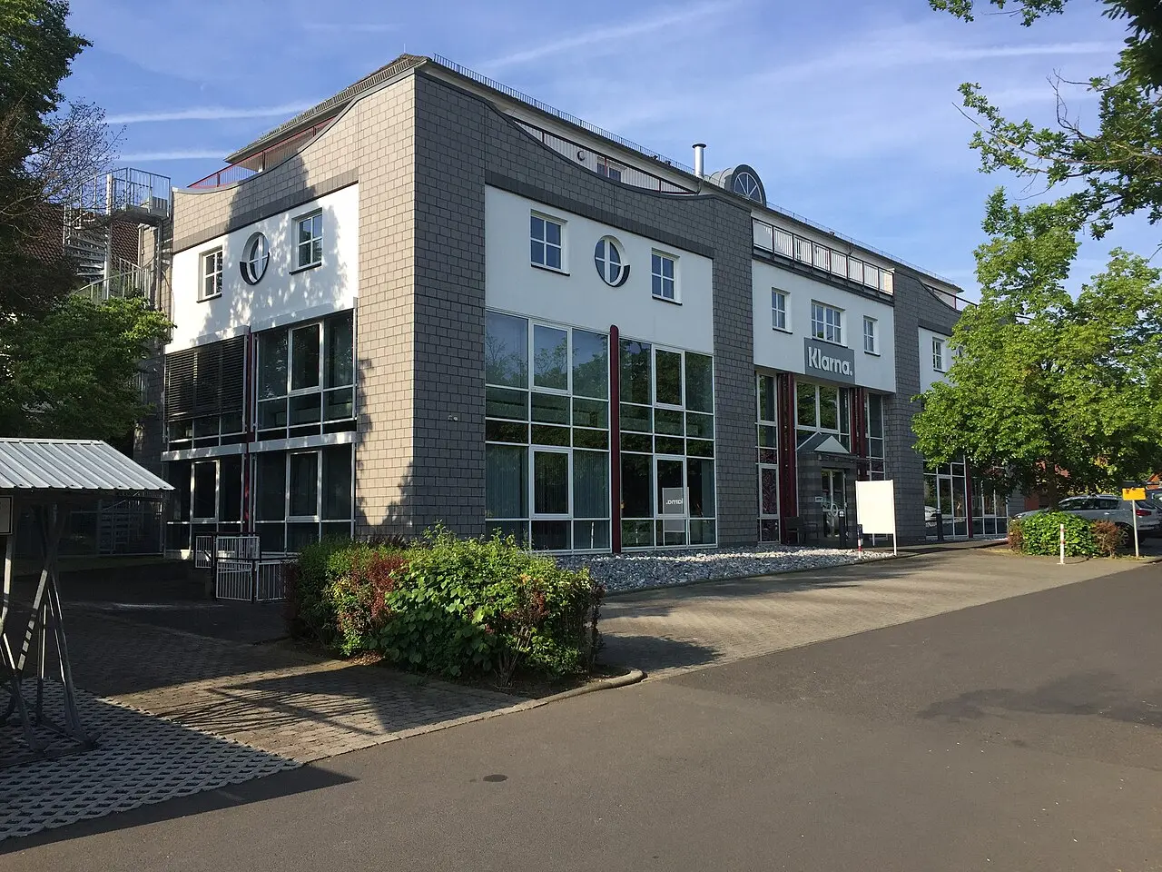 The Klarna/Sofort office building in Linden, Germany, with the Klarna logo above the entrance (photographed in 2019)