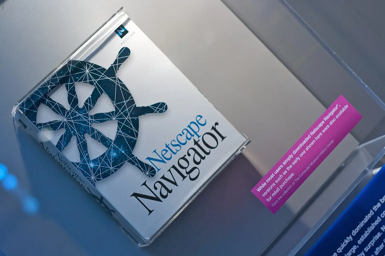 コンピュータ歴史博物館に展示された Netscape Navigator の製品パッケージ