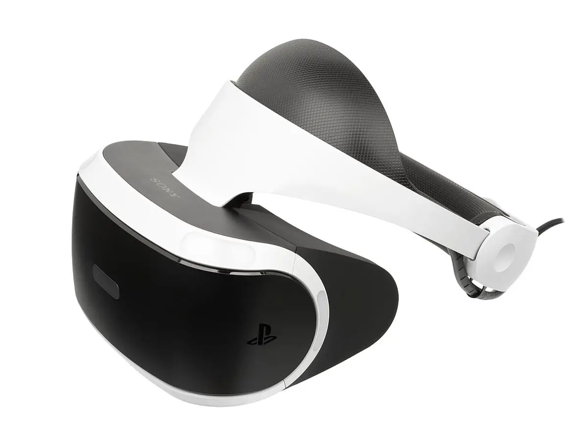 初代 PlayStation VR のヘッドセット。白い本体と黒い前面に青い発光部があり、頭に回すバンドが付いている