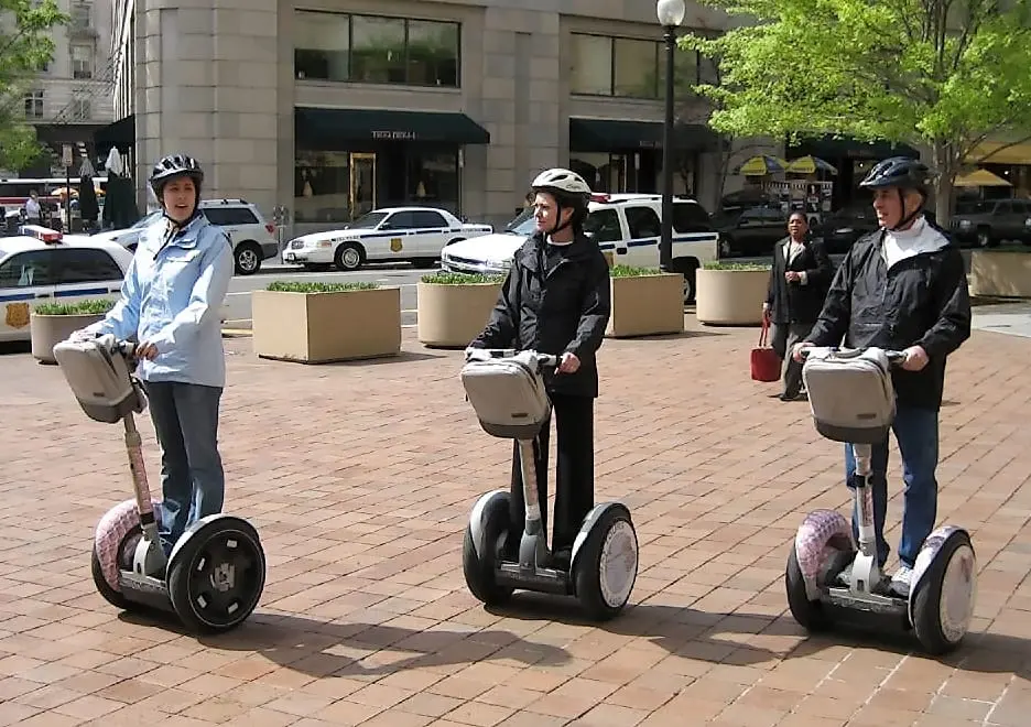 ワシントンD.C. の歩道でセグウェイ PT に立ち乗りする一団(2006年4月)