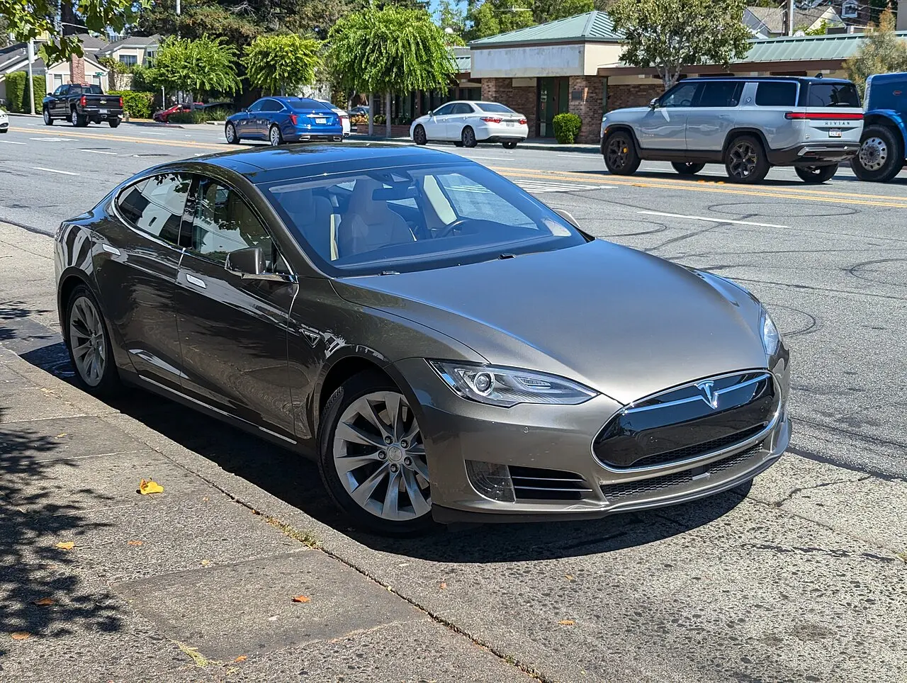 路肩に停まった初期型の Tesla Model S。オートパイロットのハードウェア第1世代を搭載した車両
