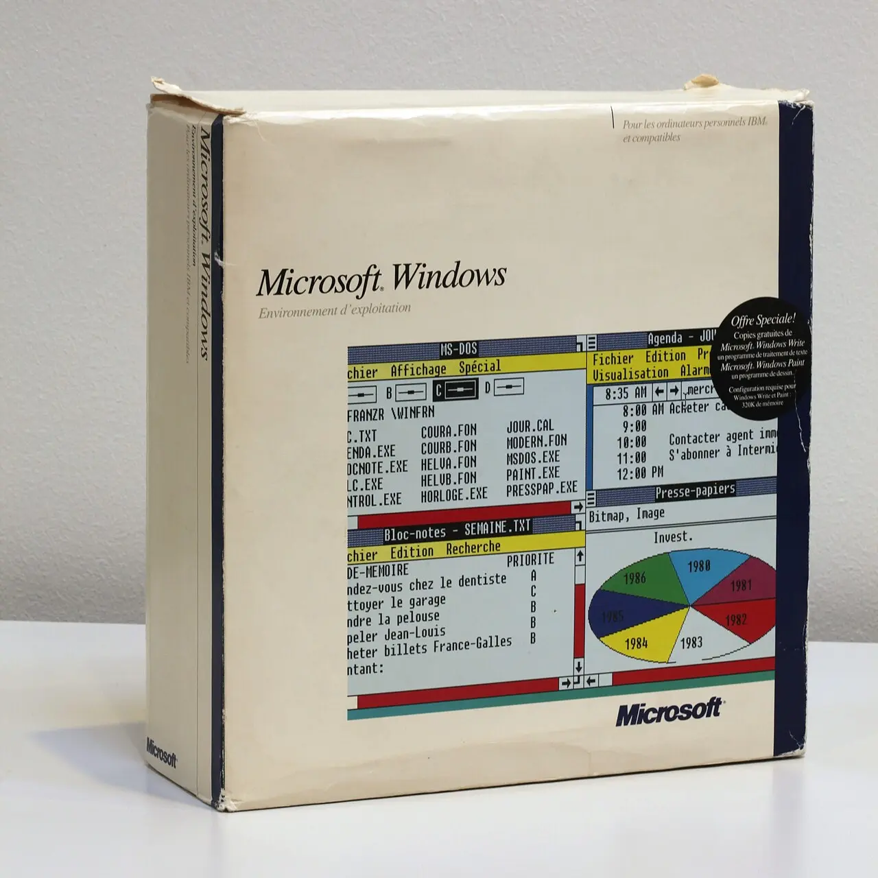 The front of a retail Windows 1.0 box, from the collection of the Musée Bolo