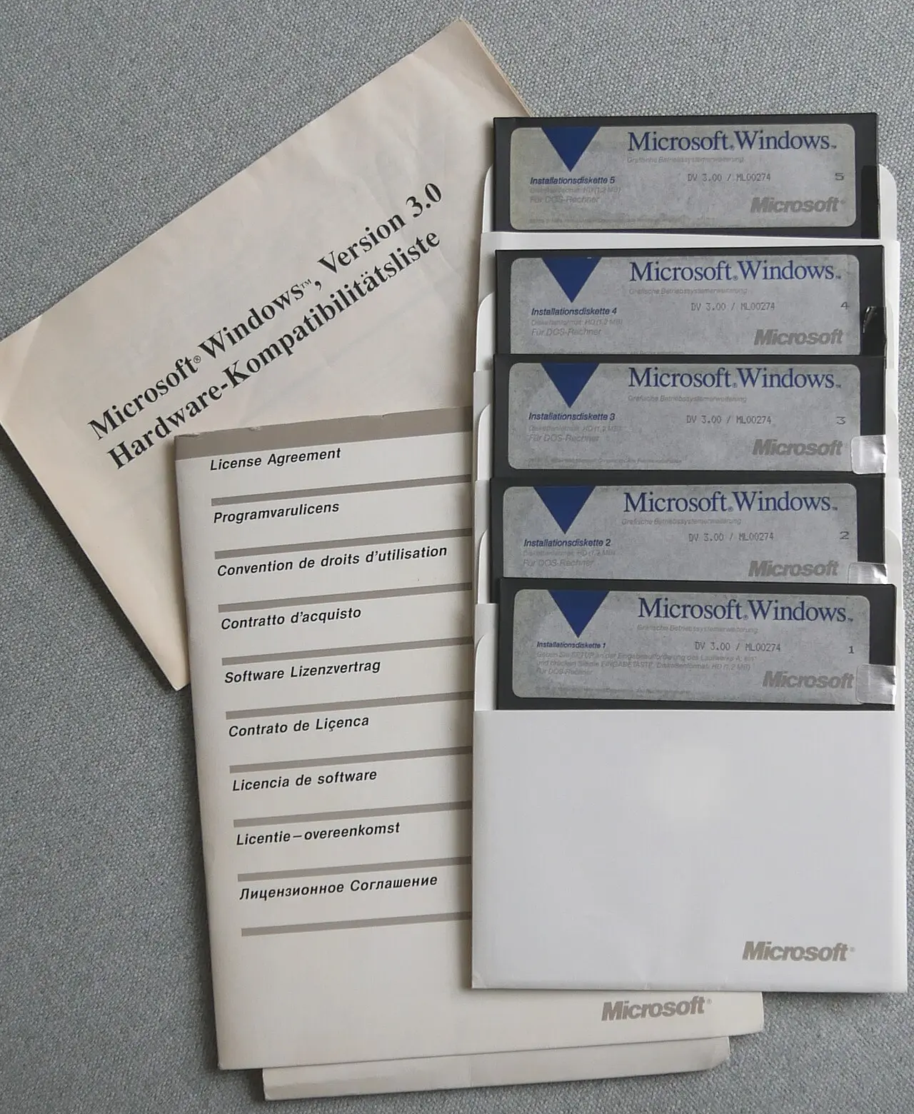 The five installation floppy disks, licence booklet and hardware compatibility list of the German edition of Microsoft Windows 3.0