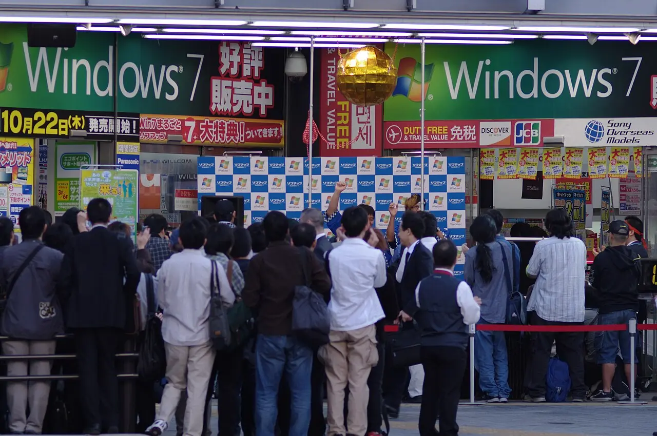 秋葉原のソフマップ本館前で行われた Windows 7 の発売イベントに集まった人たち