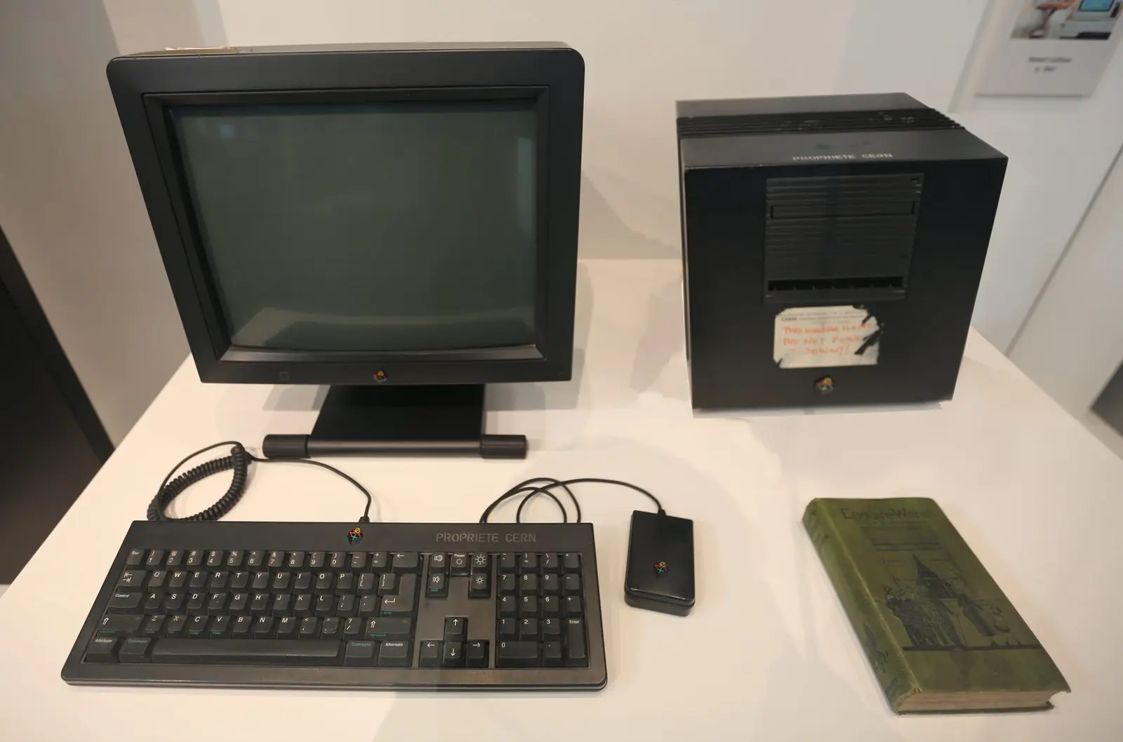 Tim Berners-Lee が世界初の Web サーバとして用いた CERN の NeXT Computer