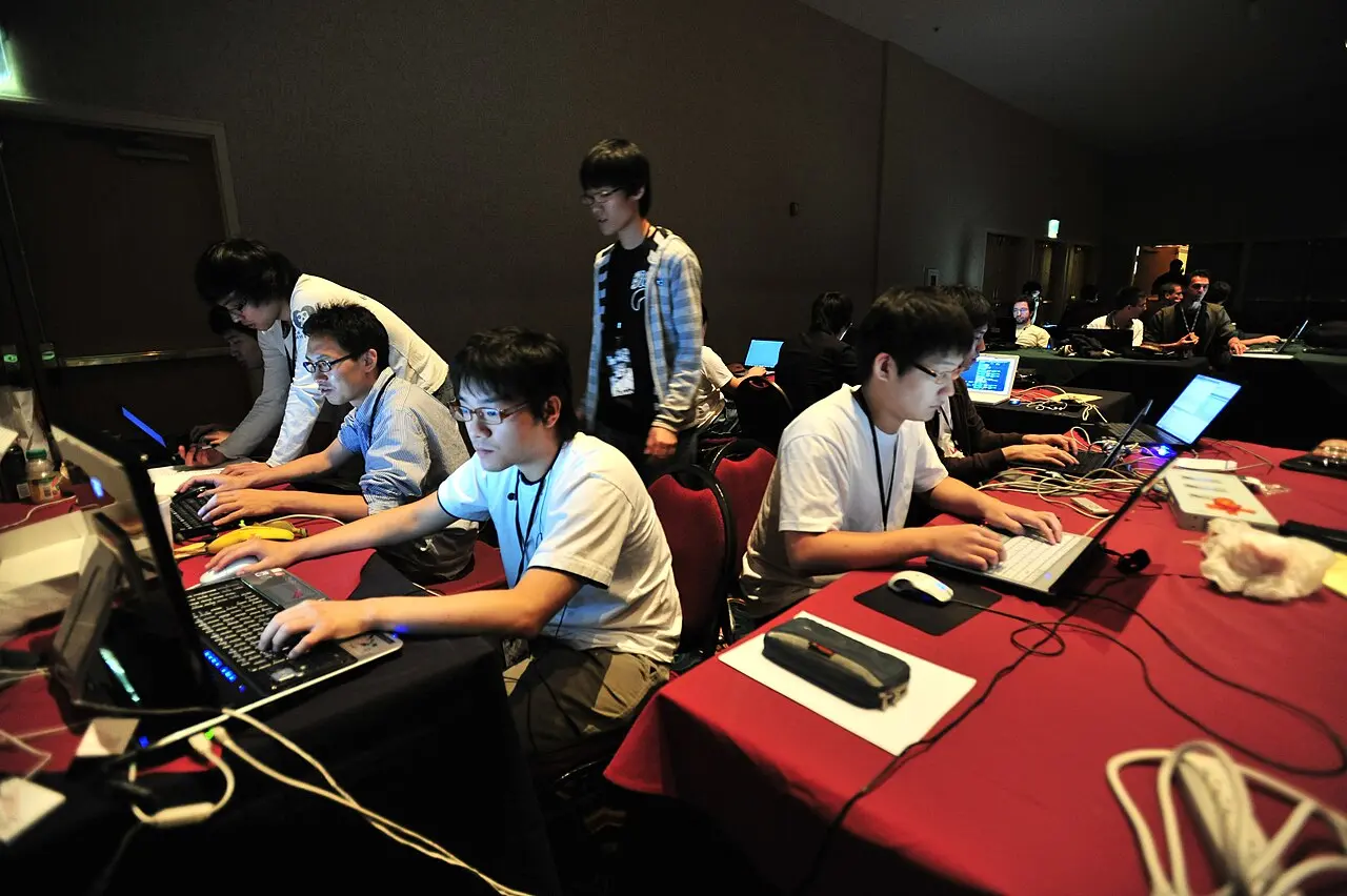 2009年の DEF CON 17 の CTF 競技で、ノートパソコンに向かう日本のチーム
