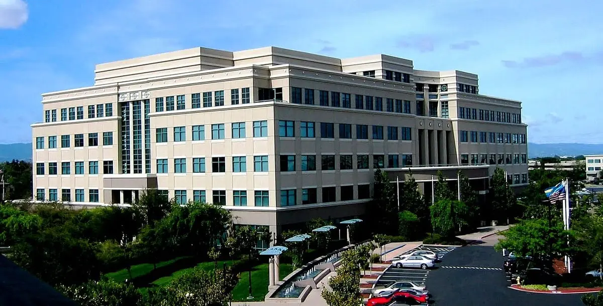 カリフォルニア州サンノゼのシスコ本社キャンパスで経営陣の執務室が入る10号棟(2006年撮影)