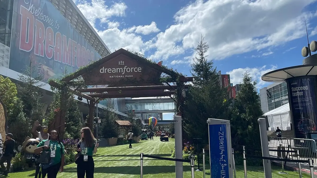 サンフランシスコで開かれたセールスフォースの年次イベント Dreamforce の入口(2022年)