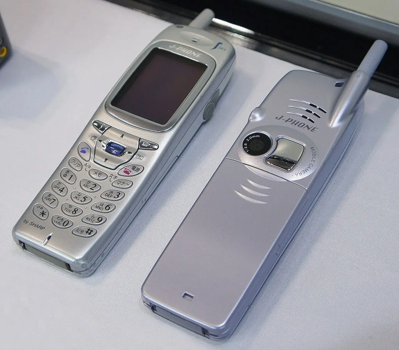 2011年の CP+ で展示されたシャープのカメラ付き携帯電話 J-SH04(2000年)
