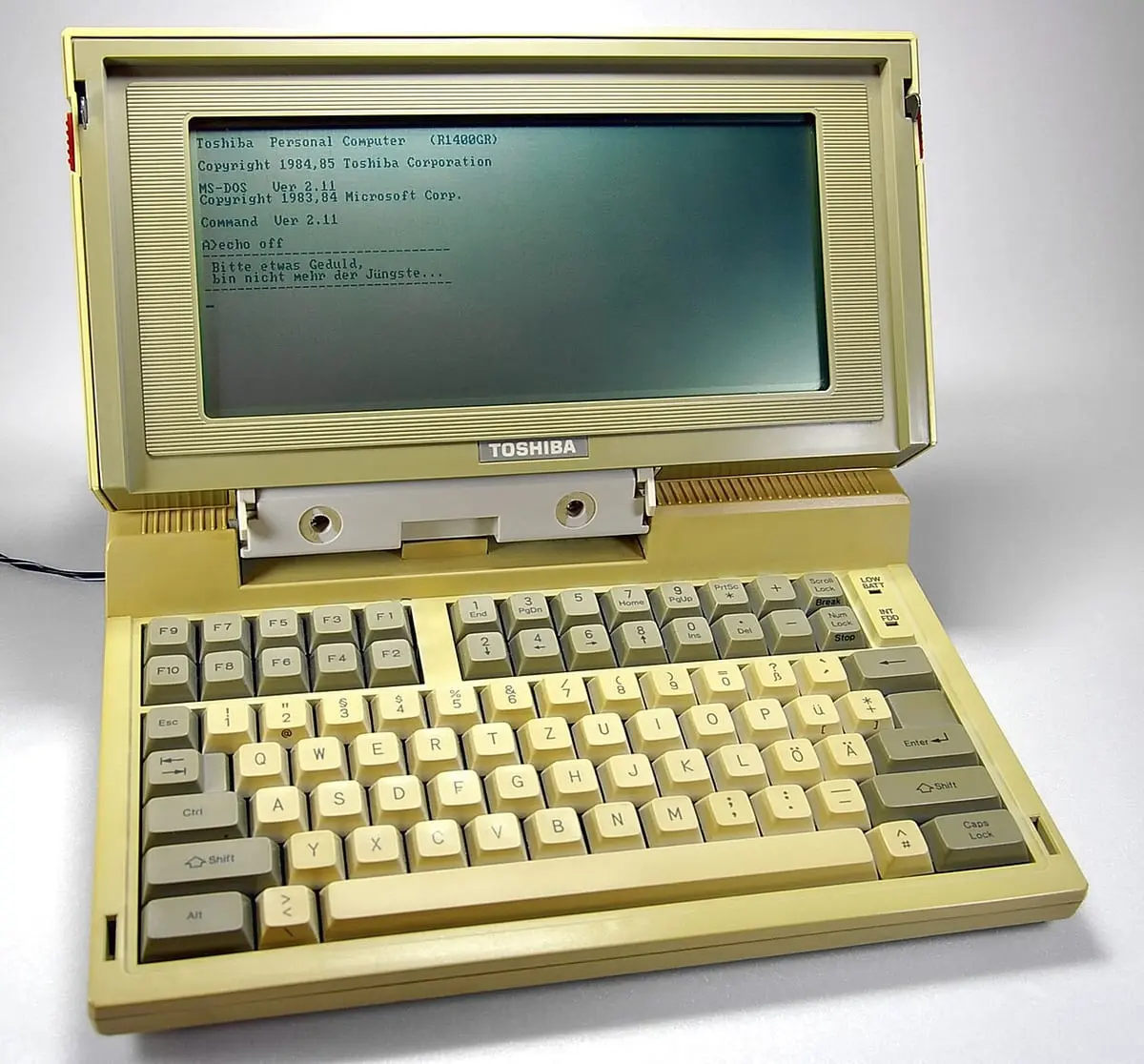 A Toshiba T1100 laptop, German version, switched on