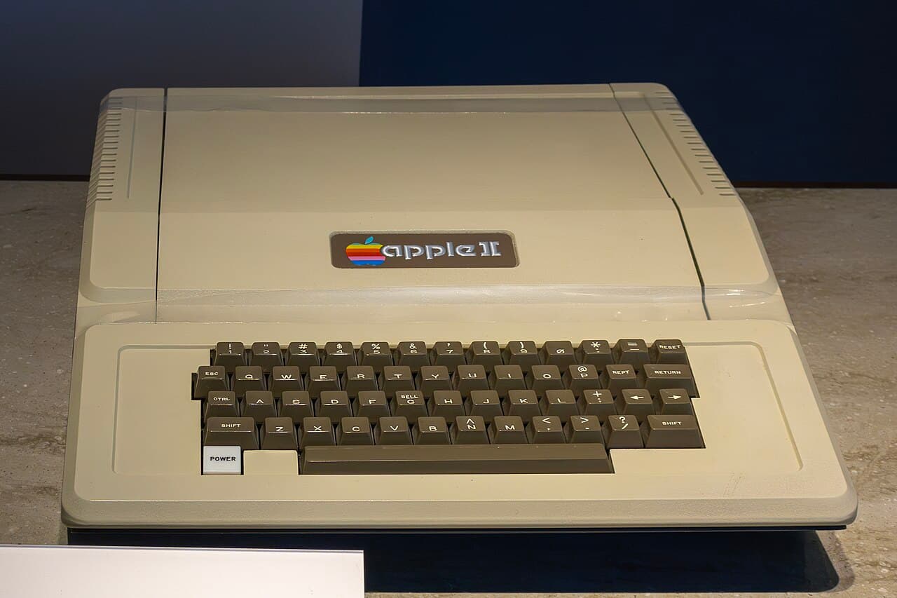 An Apple II of 1977 on display at the Computer History Museum
