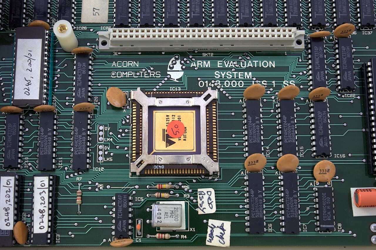 An ARM1 processor socketed at the centre of an Acorn ARM Evaluation System board, its ceramic package showing the VLSI logo and an 8525 date code