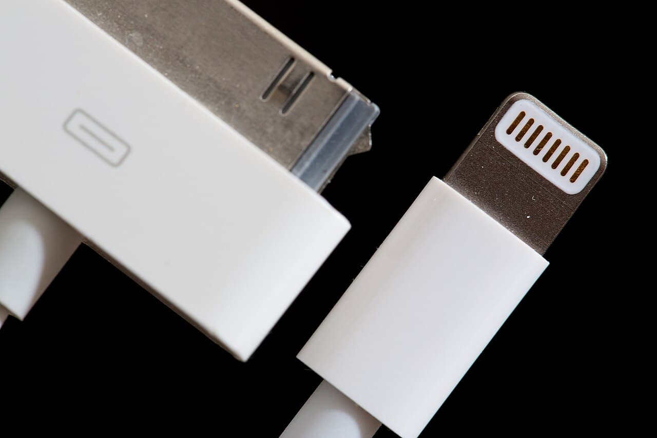 The old 30-pin Dock connector (left) beside the 8-pin Lightning connector introduced with iPhone 5 (right)
