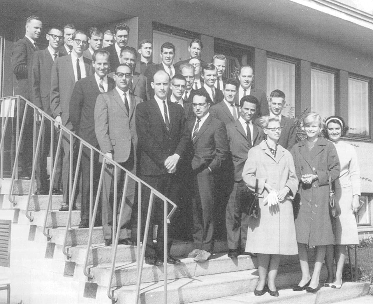 Visitors from the US and several European countries at the Norwegian Computing Center's UNIVAC 1107, summer 1964; Kristen Nygaard is first from the left in the top row